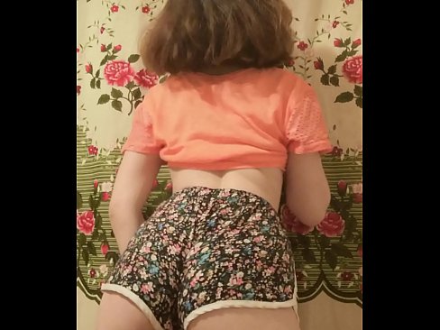 ❤️ Sexy junges Babe zieht ihre Shorts vor der Kamera aus ️ Fucking video bei uns ❌