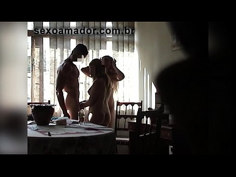 ❤️ Sex-Freunde laden einen riesigen Mann und einen Dreier mit ihm ein ️ Fucking video bei uns ❌