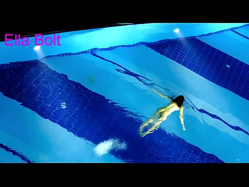 ❤️ Ich kann nicht aufhören zuzusehen, junge Blondine beim Nacktschwimmen im Pool des ELLA BOLT Resorts erwischt ️ Fucking video bei uns ❌