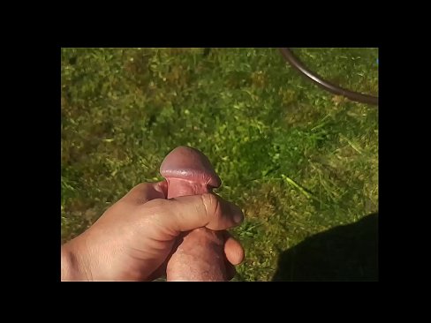 ❤️ Hot Hottie bekommt ihre rosa Pussy gefickt und spritzt in einem Sommergarten ab ️ Fucking video bei uns ❌