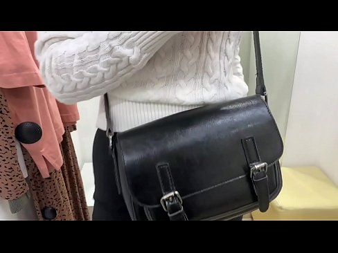 ❤️ Öffentliche Masturbation der jungen Schlampe FeralBerry mit einem Dildo in der Umkleidekabine ️ Fucking video bei uns ❌