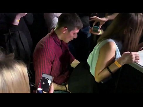 ❤️ Echter Sex in einem russischen Nachtclub. 18-jährige russische Mädchen in den Anus und Vagina gefickt in einem Nachtclub ️ Fucking video bei uns ❌