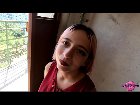 ❤️ Studentin saugt einen Fremden im Outback - Sperma auf seinem Gesicht ️ Fucking video bei uns ❌