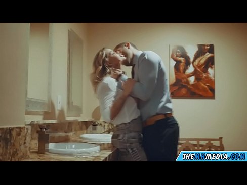 ❤️ Wenn eine vollbusige Blondine dich in einer öffentlichen Toilette verführt ️ Fucking video bei uns ❌